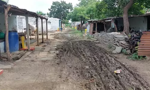 सिंधुगेरी सड़कों और सुविधाओं से वंचित: बरसात के मौसम में ग्रामीण घरों में नजरबंद