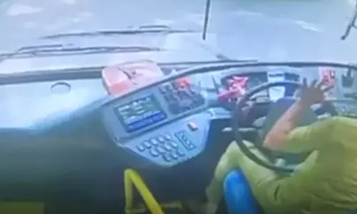 OMG! ड्राइवर को पड़ा दौरा, बस बेकाबू! फिर...LIVE वीडियो