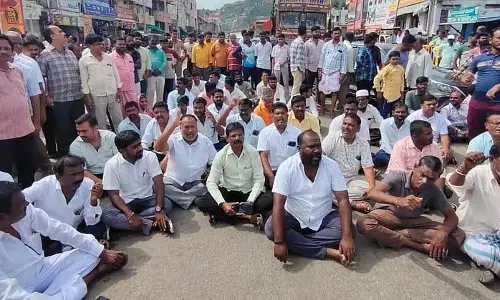 पुराने स्टेशन पर बस पार्किंग की मांग: व्यापारियों का विरोध प्रदर्शन