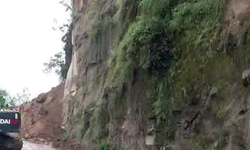 Kishtwar में भूस्खलन से वाहन प्रभावित, 12 घायल Kishtwar में भूस्खलन से वाहन प्रभावित, 12 घायल