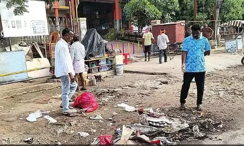 नगर परिषद की कार्रवाई: नए बस स्टैंड के सामने ठेले और दुकानें हटवाईं नगर परिषद की कार्रवाई: नए बस स्टैंड के सामने ठेले और दुकानें हटवाईं