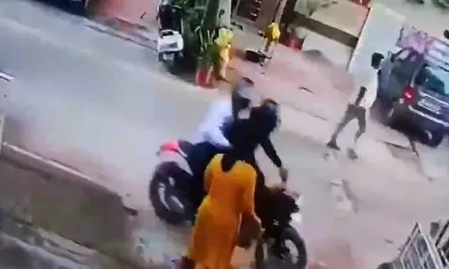 Ghaziabad: पिस्तौल दिखाकर बाइक सवार बदमाशों ने महिला की चेन छीनी Ghaziabad: पिस्तौल दिखाकर बाइक सवार बदमाशों ने महिला की चेन छीनी