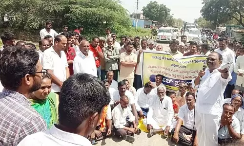 Shahabad : सड़क मरम्मत की मांग को लेकर प्रदर्शन