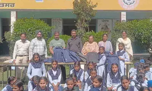Lala Prabhudayal Trust ने बाढ़ प्रभावित छात्रों को स्कूल किट वितरित की Lala Prabhudayal Trust ने बाढ़ प्रभावित छात्रों को स्कूल किट वितरित की