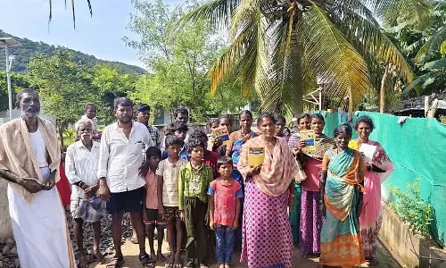 Karnataka : ग्रामीणों ने नरेगा मजदूरी की मांग की Karnataka : ग्रामीणों ने नरेगा मजदूरी की मांग की