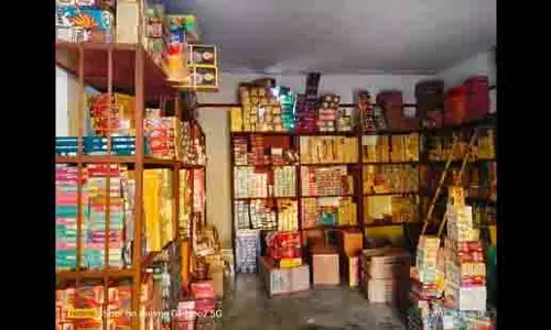 Ghaziabad: छापेमारी में 6 करोड़ रुपये के प्रतिबंधित पटाखे जब्त, 3 गिरफ्तार