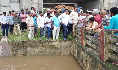 Karnataka : मंत्री और अधिकारियों ने बारिश से क्षतिग्रस्त केएचबी कॉलोनी का दौरा किया Karnataka : मंत्री और अधिकारियों ने बारिश से क्षतिग्रस्त केएचबी कॉलोनी का दौरा किया
