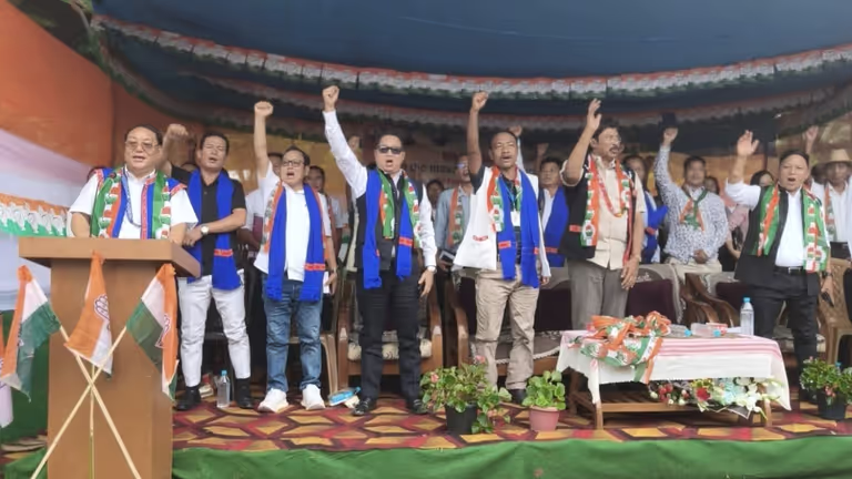 Arunachal प्रदेश के लोंगडिंग जिले में 2,000 से अधिक लोग कांग्रेस में शामिल हुए Arunachal प्रदेश के लोंगडिंग जिले में 2,000 से अधिक लोग कांग्रेस में शामिल हुए
