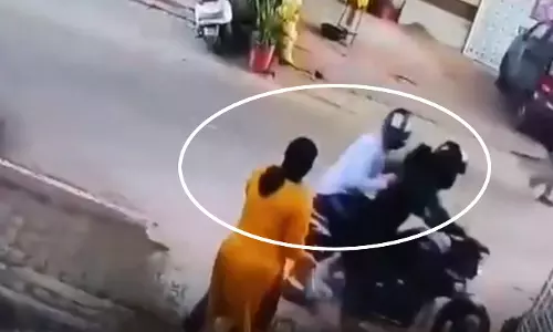 दिनदहाड़े दहशत! वारदात का LIVE वीडियो, इंजीनियर की पत्नी को बनाया निशाना