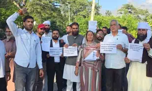 स्थानीय लोगों ने रेलवे अधिकारियों से रियासी में Vande Bharat को रोकने का आग्रह किया स्थानीय लोगों ने रेलवे अधिकारियों से रियासी में Vande Bharat को रोकने का आग्रह किया