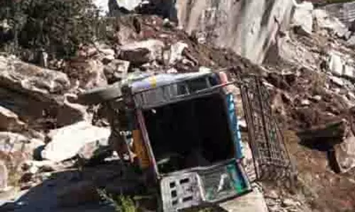 KISHTWAR: भूस्खलन से यात्री वाहन क्षतिग्रस्त, 12 घायल KISHTWAR: भूस्खलन से यात्री वाहन क्षतिग्रस्त, 12 घायल