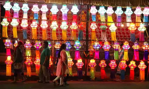 दिवाली की रौनक से चमके Pune के बाज़ार, परंपरा और तकनीक का अनोखा संगम दिवाली की रौनक से चमके Pune के बाज़ार, परंपरा और तकनीक का अनोखा संगम