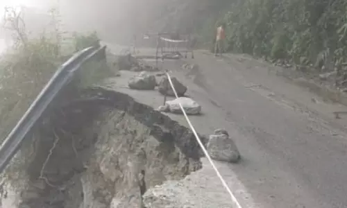 Sikkim : भूस्खलन से एनएच10 पर यातायात बाधित Sikkim : भूस्खलन से एनएच10 पर यातायात बाधित