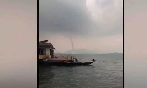 Odisha की चिल्का झील के ऊपर से अद्भुत जलप्रपात की तस्वीर Odisha की चिल्का झील के ऊपर से अद्भुत जलप्रपात की तस्वीर