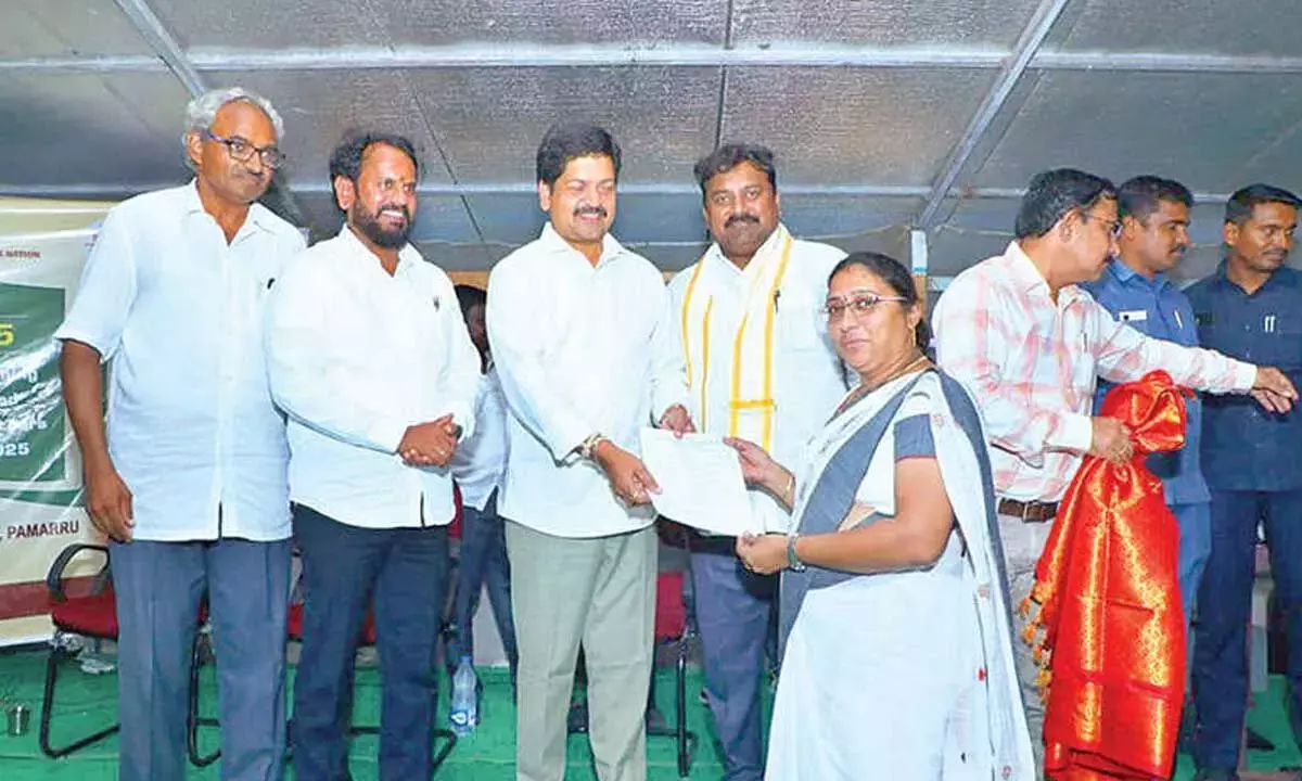 Andhra: मंत्री ने मेगा डीएससी में सफलता के लिए शिक्षकों की सराहना की Andhra: मंत्री ने मेगा डीएससी में सफलता के लिए शिक्षकों की सराहना की