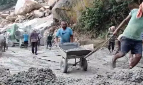 लगातार बारिश से Kandhamal में कलिंग घाट भूस्खलन की मरम्मत में बाधा लगातार बारिश से Kandhamal में कलिंग घाट भूस्खलन की मरम्मत में बाधा