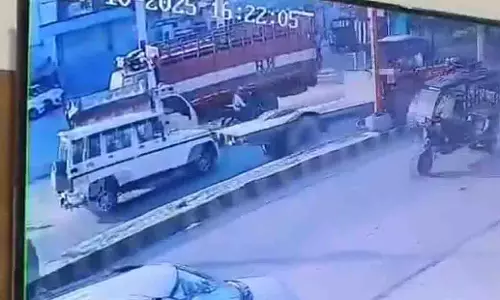 Roorkee: कार का दरवाजा अचानक खुलने से बाइक सवार की मौत, ट्रक ने कुचला Roorkee: कार का दरवाजा अचानक खुलने से बाइक सवार की मौत, ट्रक ने कुचला