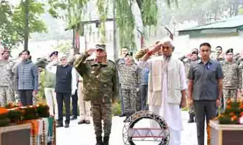 SRINAGAR: एलजी ने सेना के बहादुरों को श्रद्धांजलि दी