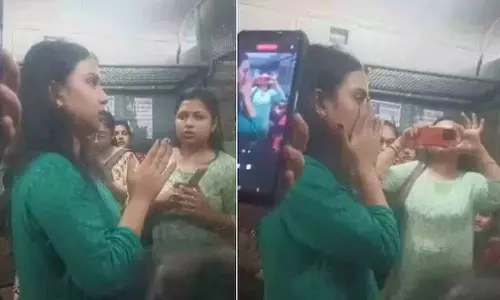 local train में सीट न मिलने पर महिला ने यात्रियों पर मिर्च पाउडर छिड़का local train में सीट न मिलने पर महिला ने यात्रियों पर मिर्च पाउडर छिड़का