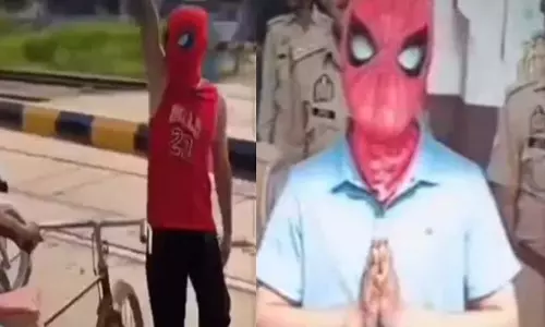 Spider-Man: मास्क में युवक का स्टंट, रील बनाना पड़ा महंगा Spider-Man: मास्क में युवक का स्टंट, रील बनाना पड़ा महंगा