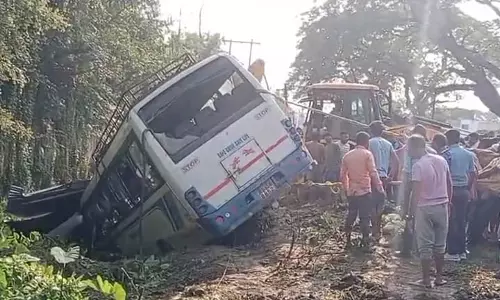 Nayanjuli में दर्दनाक बस दुर्घटना: 1 की मौत, 11 गंभीर रूप से घायल