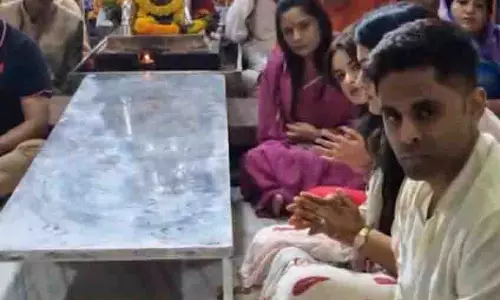 Suryakumar ने पत्नी के साथ उज्जैन में महाकालेश्वर मंदिर के दर्शन किए Suryakumar ने पत्नी के साथ उज्जैन में महाकालेश्वर मंदिर के दर्शन किए