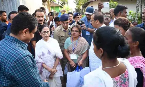 बाढ़ की स्थिति की समीक्षा के लिए ममता बनर्जी उत्तर बंगाल लौटीं बाढ़ की स्थिति की समीक्षा के लिए ममता बनर्जी उत्तर बंगाल लौटीं