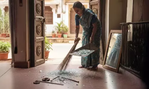 Diwali 2025: इन 6 अशुभ वस्तुओं को निकाल दें वरना बन सकती है बदनसीबी