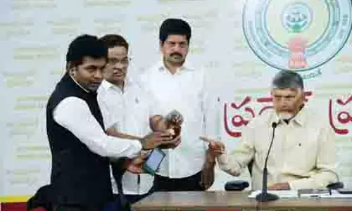 आंध्र प्रदेश के CM ने नकली शराब मामले की जांच के लिए एसआईटी की घोषणा की आंध्र प्रदेश के CM ने नकली शराब मामले की जांच के लिए एसआईटी की घोषणा की