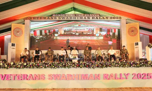 स्वाभिमान रैली सैनिकों और नागरिकों के बीच पवित्र बंधन का प्रतिबिंब है: Assam के राज्यपाल स्वाभिमान रैली सैनिकों और नागरिकों के बीच पवित्र बंधन का प्रतिबिंब है: Assam के राज्यपाल