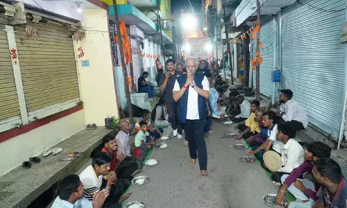 सांसद बृजमोहन अग्रवाल ने हनुमान मंदिर में दर्शन कर भंडारे में लिया हिस्सा सांसद बृजमोहन अग्रवाल ने हनुमान मंदिर में दर्शन कर भंडारे में लिया हिस्सा
