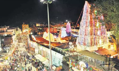 Vemulawada श्री राजराजेश्वर स्वामी मंदिर में दर्शन निलंबन पर BJP और स्थानीय नेता असंतुष्ट Vemulawada श्री राजराजेश्वर स्वामी मंदिर में दर्शन निलंबन पर BJP और स्थानीय नेता असंतुष्ट