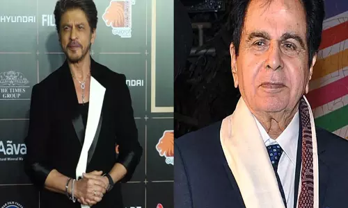 शाहरुख ने Dilip Kumar के लिए सिने आइकन अवॉर्ड स्वीकार किया