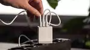 Electronic Device: चार्जर में फंसा छोड़ दिया डिवाइस,जानिए क्यों ये छोटी सी गलती बन सकती है बड़े खतरे की वजह Electronic Device: चार्जर में फंसा छोड़ दिया डिवाइस,जानिए क्यों ये छोटी सी गलती बन सकती है बड़े खतरे की वजह
