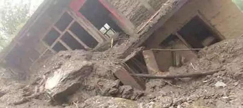 Udhampur में भूस्खलन से व्यावसायिक संरचनाओं को नुकसान Udhampur में भूस्खलन से व्यावसायिक संरचनाओं को नुकसान