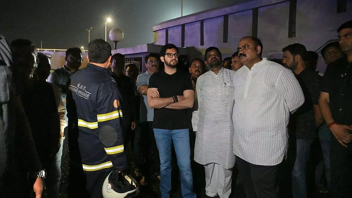 वर्ली में समुद्र के किनारे गुलरुख इमारत में आग लगी; सभी निवासियों को सुरक्षित निकाला गया वर्ली में समुद्र के किनारे गुलरुख इमारत में आग लगी; सभी निवासियों को सुरक्षित निकाला गया