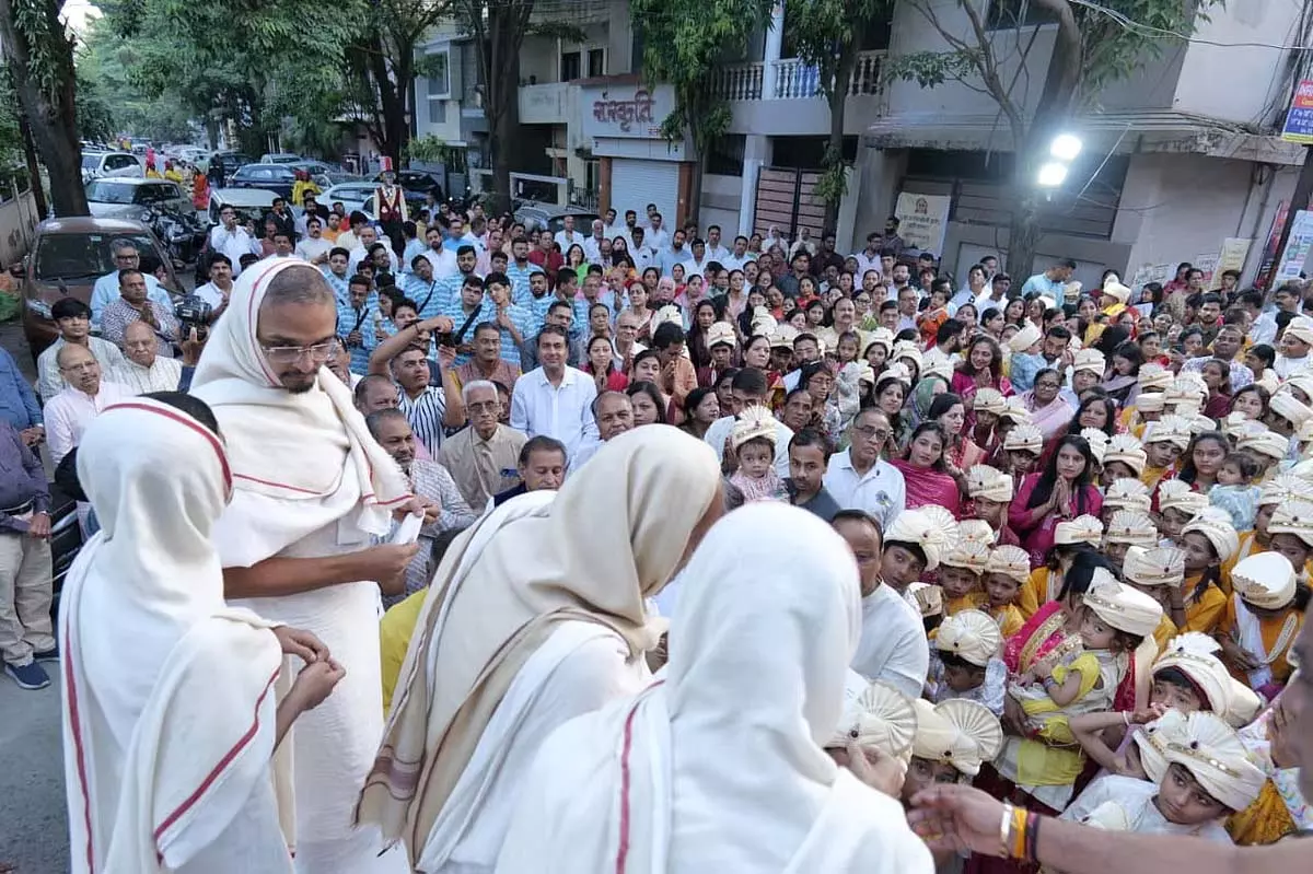 Indore : युवा जैन नेताओं ने करुणा के लिए मार्च निकाला Indore : युवा जैन नेताओं ने करुणा के लिए मार्च निकाला