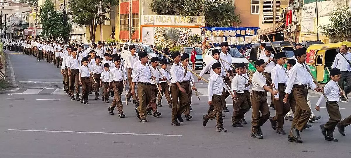 Indore : 30 हजार से अधिक युवा स्वयंसेवकों ने पथ संचलन निकाला Indore : 30 हजार से अधिक युवा स्वयंसेवकों ने पथ संचलन निकाला
