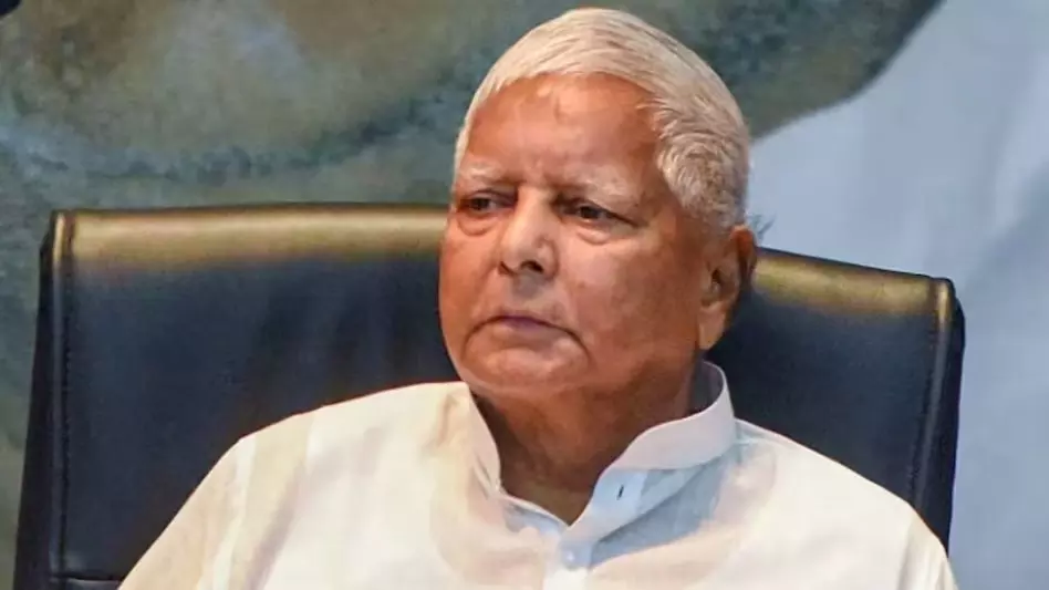 लालू यादव व्हील चेयर पर पहुंचे राउज एवेन्यू कोर्ट लालू यादव व्हील चेयर पर पहुंचे राउज एवेन्यू कोर्ट