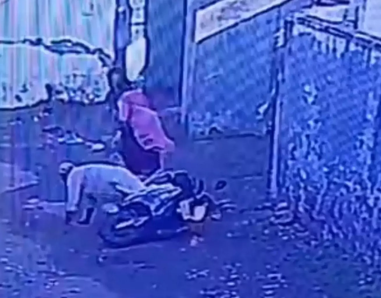Kathua: कठुआ में पर्स छीनने की घटना का वीडियो, सुरक्षा व्यवस्था पर प्रश्नचिह्न Kathua: कठुआ में पर्स छीनने की घटना का वीडियो, सुरक्षा व्यवस्था पर प्रश्नचिह्न