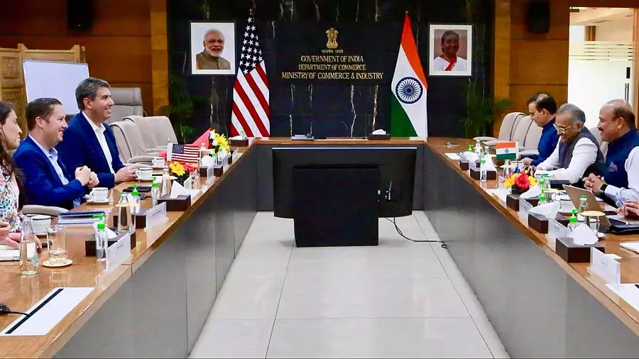 अमेरिकी राजदूत-पदनामित सर्जियो गोर ने वाणिज्य सचिव अग्रवाल से मुलाकात की अमेरिकी राजदूत-पदनामित सर्जियो गोर ने वाणिज्य सचिव अग्रवाल से मुलाकात की