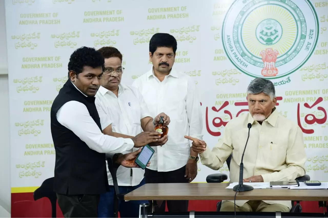 Andhra CM ने नकली शराब मामले की जांच के लिए एसआईटी की घोषणा की Andhra CM ने नकली शराब मामले की जांच के लिए एसआईटी की घोषणा की