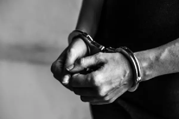 Bengal पुलिस ने नाबालिग से रेप के आरोप में यूट्यूबर और बेटे को पकड़ा Bengal पुलिस ने नाबालिग से रेप के आरोप में यूट्यूबर और बेटे को पकड़ा