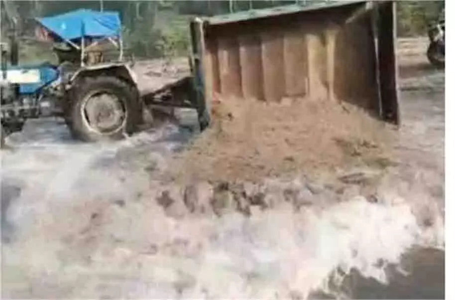 Singrauli: खनिज विभाग को देख ट्रैक्टर चालक भागे, ट्रॉली पलटी, 5 वाहन जब्त Singrauli: खनिज विभाग को देख ट्रैक्टर चालक भागे, ट्रॉली पलटी, 5 वाहन जब्त