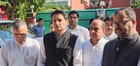 आईपीएस पूरन कुमार के परिजनों से मिले दीपेंद्र हुड्डा, दोषियों के खिलाफ कार्रवाई की मांग आईपीएस पूरन कुमार के परिजनों से मिले दीपेंद्र हुड्डा, दोषियों के खिलाफ कार्रवाई की मांग