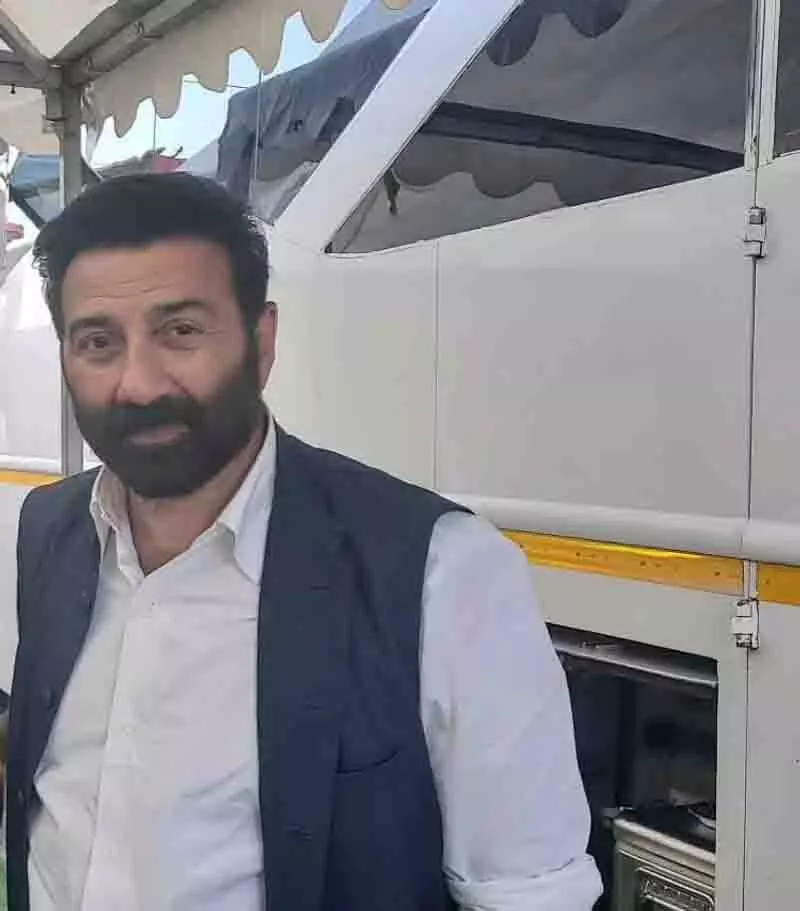 Amritsar में सनी देओल और उनके बेटे करण अभिनीत विभाजन काल की फिल्म की शूटिंग चल रही Amritsar में सनी देओल और उनके बेटे करण अभिनीत विभाजन काल की फिल्म की शूटिंग चल रही