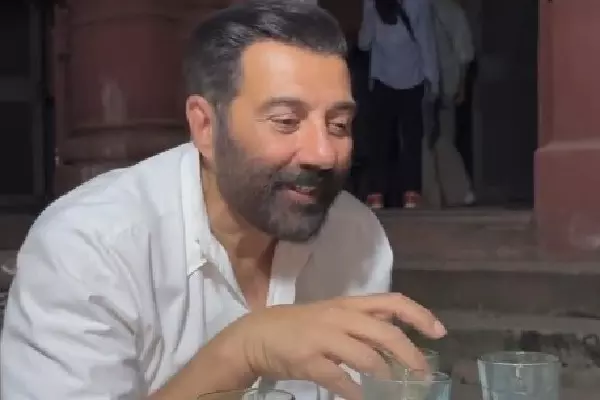 Sunny Deol ने समोसे का लुत्फ उठाते हुए कहा — स्वस्थ रहो, सही खाओ Sunny Deol ने समोसे का लुत्फ उठाते हुए कहा — स्वस्थ रहो, सही खाओ