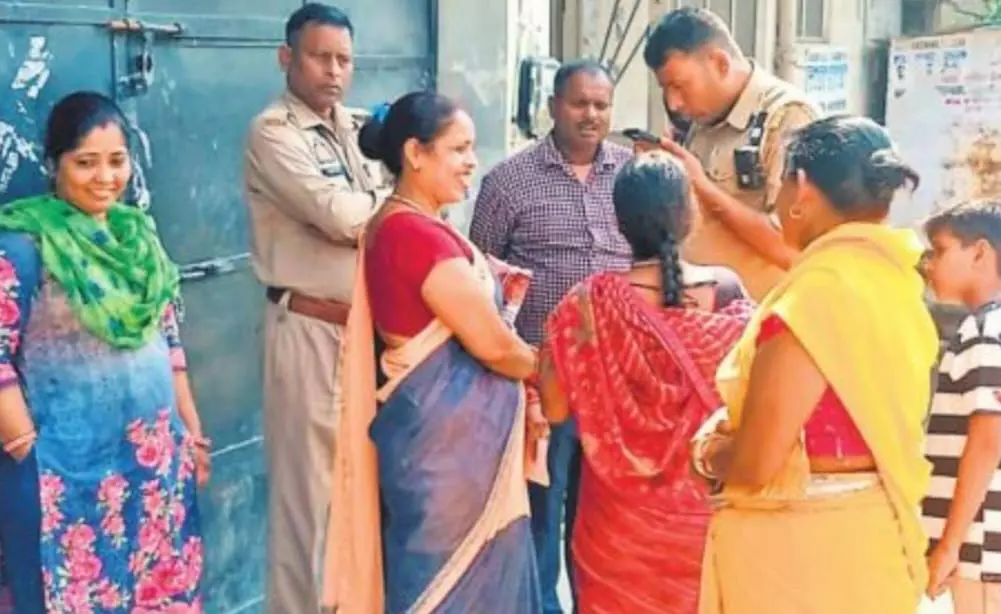 Bareilly: जबरन साबुन देने पर कार्डधारकों ने दिखाई नाराजगी, पुलिस बुलवाई Bareilly: जबरन साबुन देने पर कार्डधारकों ने दिखाई नाराजगी, पुलिस बुलवाई
