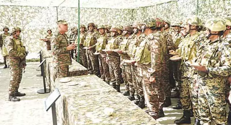 उत्तरी सेना कमांडर ने Rajouri में सैनिकों की परिचालन तैयारियों की समीक्षा की उत्तरी सेना कमांडर ने Rajouri में सैनिकों की परिचालन तैयारियों की समीक्षा की