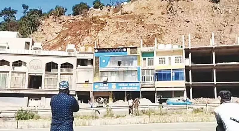 Ramban राष्ट्रीय राजमार्ग पर समरोली में भूस्खलन से दुकानों और घरों को नुकसान Ramban राष्ट्रीय राजमार्ग पर समरोली में भूस्खलन से दुकानों और घरों को नुकसान